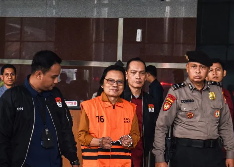 KPK Resmi Menahan Eks Sekjen MPR Ma'ruf Cahyono, Tersangka Gratifikasi Rp17 Miliar 1 KPK menahan mantan Sekjen MPR RI Ma'ruf Cahyono sebagai tersangka kasus dugaan gratifikasi pengadaan barang dan jasa di Setjen MPR senilai Rp17 miliar.