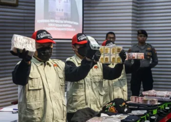 KPK menyita uang tunai, valuta asing, dan emas senilai Rp21,2 miliar dalam OTT Bupati Sukoharjo Etik Suryani.