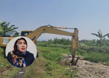 Sebuah eksavator mengeruk lkimbah tapioka dan sampah di wilayah Kecamatan Margoyoso. DPRD Pati menuntut pemerintah untuk lebih bijak terhadap masalah ini. (Fahtur – Lingkar.news)