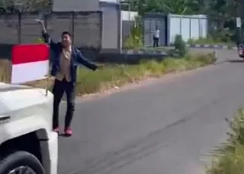 Seorang mahasiswa Unram nekat menerobos iring-iringan kendaraan Presiden Prabowo Subianto di Lombok Barat demi menyerahkan dokumen aspirasi.