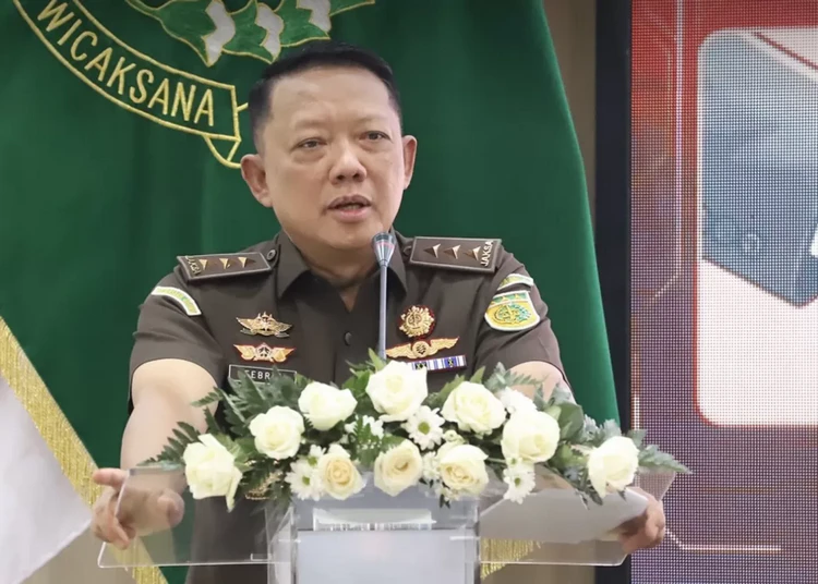 Imigrasi Cegah Eks Jampidsus Febrie Adriansyah ke Luar Negeri selama 20 Hari 1 Direktorat Jenderal Imigrasi resmi mencekal mantan Jampidsus Febrie Adriansyah ke luar negeri selama 20 hari ke depan usai ditetapkan sebagai tersangka korupsi.