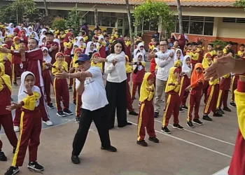 Mendikdasmen Abdul Mu'ti memberikan motivasi dan semangat kepada siswa SDN Srengseng Sawah 15 Jaksel saat MPLS sehari setelah teror bom via WhatsApp.