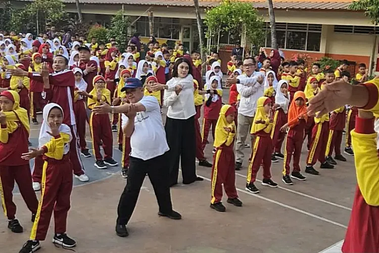 Mendikdasmen Abdul Mu'ti memberikan motivasi dan semangat kepada siswa SDN Srengseng Sawah 15 Jaksel saat MPLS sehari setelah teror bom via WhatsApp.