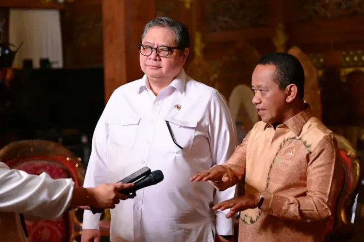 Pemerintah Tetapkan Harga Khusus Solar Nelayan Kapal 30-200 GT Rp15.000 per Liter 1 Pemerintah menetapkan harga khusus solar Rp15.000 per liter bagi nelayan pemilik kapal 30-200 GT selama enam bulan.