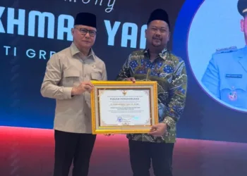 Bupati Gresik Fandi Akhmad Yani raih penghargaan dari Menteri P2MI atas upaya melindungi dan menjamin hak-hak dasar anak Pekerja Migran Indonesia.