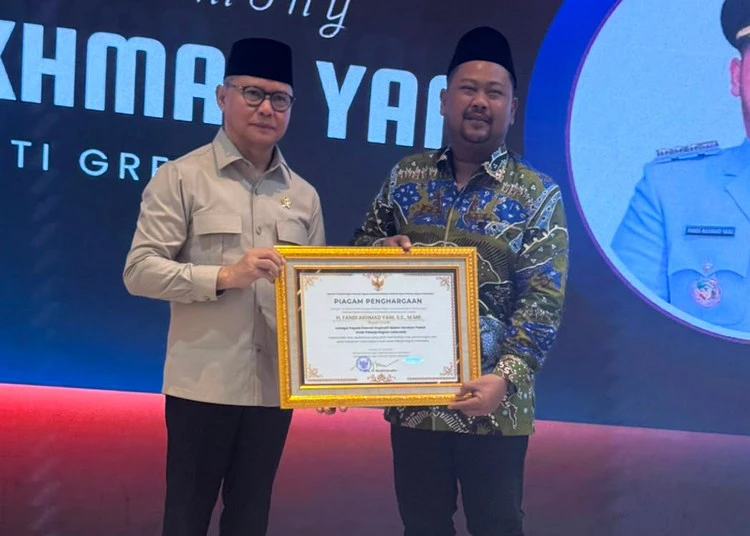 Bupati Gresik Fandi Akhmad Yani raih penghargaan dari Menteri P2MI atas upaya melindungi dan menjamin hak-hak dasar anak Pekerja Migran Indonesia.