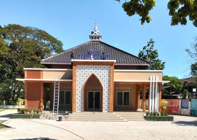 Gandeng Jaringan Alumni, SMPN 2 Rembang Wujudkan Musala Megah Tanpa Iuran Komite 2 SMPN 2 Rembang berhasil membangun Musala Darul Ilmi tanpa iuran komite dengan dukungan jaringan alumni dan dermawan.