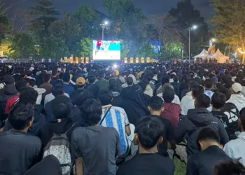 Sebanyak 9.000 warga memadati nobar Final Piala Dunia 2026 di Kantor Gubernur NTB, ratusan pelaku UMKM panen rezeki.
