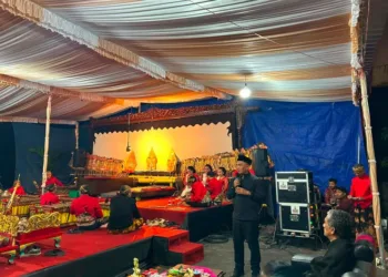 Ketua DPRD Jateng Sumanto mengajak generasi muda memahami filosofi wayang kulit melalui pagelaran "Semar Mbangun Kahyangan" bersama Paguyuban Dalang Karanganyar.