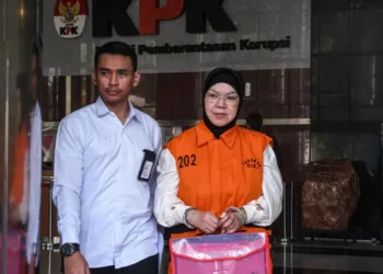 KPK memeriksa Plt Bupati Sukoharjo Eko Sapto Purnomo dan tujuh saksi lain dalam kasus dugaan korupsi yang menjerat Bupati nonaktif Etik Suryani.