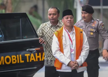 KPK menduga Bupati Kuansing nonaktif Suhardiman Amby sempat mengumpulkan 46.500 dolar Singapura untuk Menhut Raja Juli Antoni.