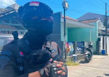 KPK kembali menggeledah rumah dan kantor di Lombok Barat untuk mencari bukti kasus dugaan korupsi yang menjerat Bupati nonaktif Lalu Ahmad Zaini.