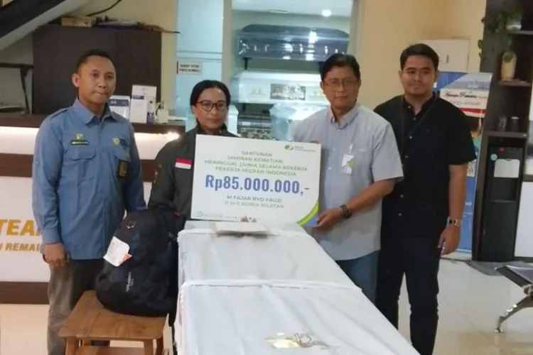 KP2MI Jemput Jenazah Pekerja Migran Indonesia G to G dari Korsel di Bandara Soekarno-Hatta 1 KP2MI menjemput jenazah Pekerja Migran Indonesia (PMI) program G to G dari Korea Selatan di Bandara Soekarno-Hatta.