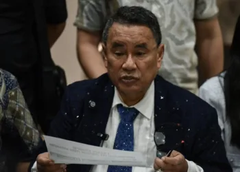 Pengacara Hotman Paris mengundurkan diri sebagai kuasa hukum Febrie Adriansyah karena ingin fokus memulihkan saraf terjepit usai operasi.