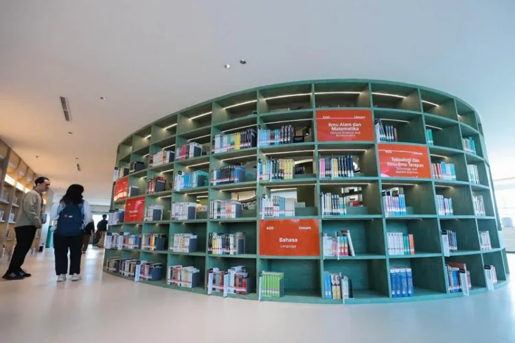 Perpustakaan Jakarta Nyi Ageng Serang kembali dibuka setelah tutup selama enam tahun, hadirkan lebih dari 20 ribu koleksi buku dan fasilitas lengkap.