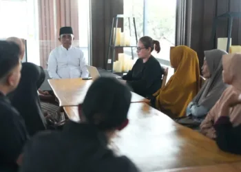 Gubernur Sulteng Anwar Hafid mendengarkan aduan warga mengenai konflik penggusuran di Tanjung Sari, Luwuk, Banggai. (Red – Lingkar.news)