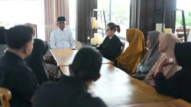 Warga Mengadu soal Penggusuran Tanjung Sari, Gubernur Sulteng Akan Kawal Masalah sampai MA 1 Gubernur Sulteng Anwar Hafid mendengarkan aduan warga mengenai konflik penggusuran di Tanjung Sari, Luwuk, Banggai. (Red – Lingkar.news)