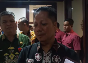 Wakil Bupati Kuansing Mukhlisin menerima SK sebagai Plt Bupati Kuansing setelah Suhardiman Amby ditahan KPK terkait kasus dugaan suap pengisian jabatan.
