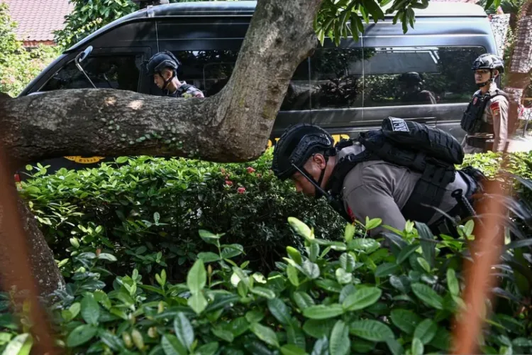 Polisi Pastikan SDN Srengseng Sawah 15 Aman usai Teror Bom, KBM Kembali Normal Selasa 1 Polisi pastikan SDN Srengseng Sawah 15 Pagi Jaksel aman dari ancaman teror bom, kegiatan belajar mengajar kembali normal Selasa besok.