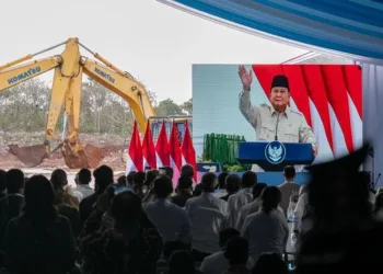 Presiden Prabowo Subianto meresmikan groundbreaking proyek LNG Abadi Masela senilai Rp375,8 triliun di Kepulauan Tanimbar, Maluku.