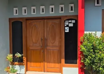 KPK membawa 2 koper hitam usai menggeledah safe house milik Bupati Sukoharjo nonaktif Etik Suryani di Laweyan, Solo.