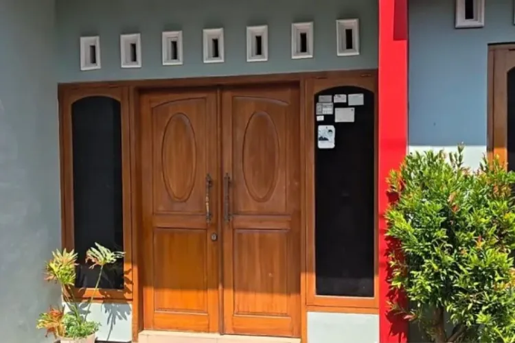 KPK membawa 2 koper hitam usai menggeledah safe house milik Bupati Sukoharjo nonaktif Etik Suryani di Laweyan, Solo.