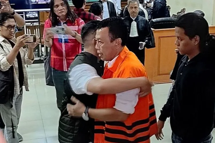 Bupati Ponorogo nonaktif Sugiri Sancoko dituntut 7 tahun penjara oleh JPU KPK atas kasus suap dan gratifikasi terkait jual beli jabatan serta proyek RSUD.