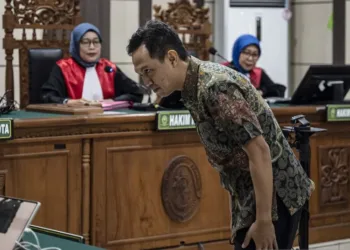 Bupati Cilacap nonaktif Syamsul Auliya didakwa memeras 27 OPD untuk kebutuhan THR Lebaran, terkumpul uang sebesar Rp568 juta.