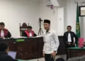 Bupati Rejang Lebong Nonaktif Fikri Didakwa Terima Suap Rp2,52 Miliar dan iPhone 17 Pro Max 3 Bupati Rejang Lebong nonaktif Fikri Thobari didakwa terima suap Rp2,52 miliar serta iPhone 17 Pro Max dan iPad dalam proyek Dinas PUPRPKP.