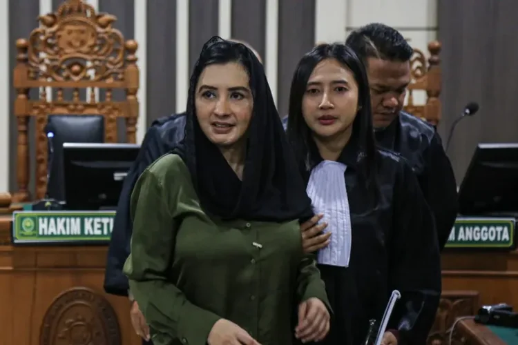 Sidang Perdana Fadia Arafiq: Didakwa Atur Proyek Outsourcing dan Terima Gratifikasi Rp2,8 Miliar 1 Bupati Pekalongan nonaktif Fadia Arafiq jalani sidang perdana di Pengadilan Tipikor Semarang terkait dakwaan pengaturan proyek outsourcing dan gratifikasi.