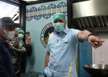 Kepala Badan Gizi Nasional (BGN) Sudaryono menginspeksi mendadak Satuan Pelayanan Pemenuhan Gizi (SPPG) Tegal Gundil 5 di Bogor, Jawa Barat, Jumat (24/7/2026). (Ant – Lingkar.news)