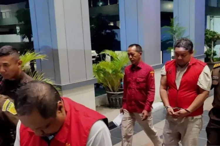 Korupsi KUR Rp41,48 Miliar di Jember Terungkap, Kejati Jatim Tetapkan 3 Tersangka 1 Kejati Jatim menetapkan tiga tersangka dalam kasus dugaan korupsi penyaluran KUR di bank pemerintah Cabang Jember yang merugikan negara Rp41,48 miliar.