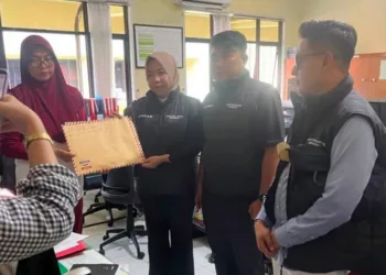 Penanganan kasus dugaan santri terbakar di Lombok Tengah memasuki babak baru dengan saling lapor antartim kuasa hukum.