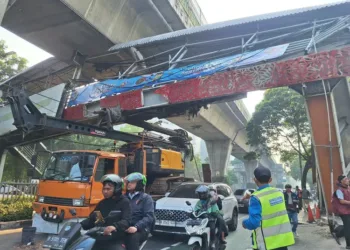 Truk angkut crane tersangkut di JPO Tendean Jaksel hingga memicu kemacetan, sopir mengaku fokus melihat maps.