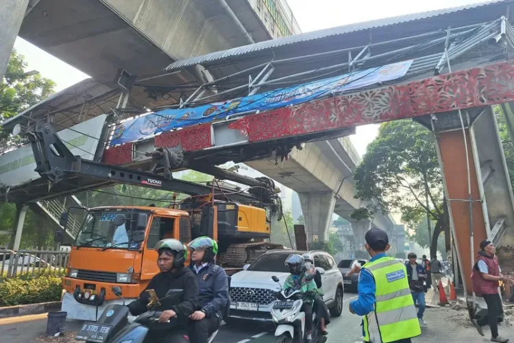 Truk Angkut Crane Tersangkut di JPO Tendean Jaksel Picu Kemacetan, Sopir Ungkap Penyebabnya 1 Truk angkut crane tersangkut di JPO Tendean Jaksel hingga memicu kemacetan, sopir mengaku fokus melihat maps.