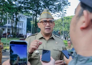 Wali Kota Bandung Muhammad Farhan bersama aparat keamanan menggagalkan dugaan aksi begal terhadap pengendara motor saat patroli dini hari di Kiaracondong.