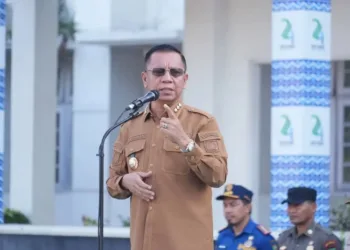 Wali Kota Bima A Rahman H Abidin membantah isu nepotisme terkait pelantikan istrinya sebagai Sekretaris Dinkes, menegaskan prosedur telah disetujui BKN.