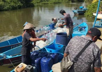 BPBD Kabupaten Cilacap menyalurkan 117.000 liter air bersih ke delapan desa terdampak kekeringan untuk memenuhi kebutuhan harian ribuan warga.