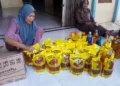 Bulog Ganti Seluruh MinyaKita Berbau Solar di Pilangsari Demak, Warga Bisa Tukar di Balai Desa 2 Bulog memastikan seluruh MinyaKita berbau mirip solar yang diterima warga Desa Pilangsari, Demak akan diganti, penukaran dapat dilakukan di balai desa.