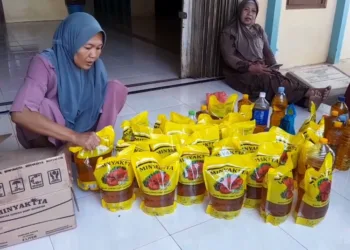 Bulog memastikan seluruh MinyaKita berbau mirip solar yang diterima warga Desa Pilangsari, Demak akan diganti, penukaran dapat dilakukan di balai desa.