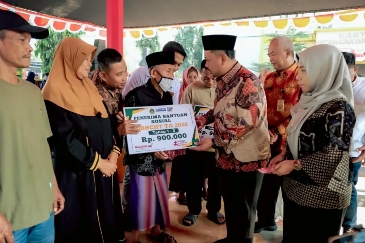 Salurkan BLT DBHCHT dan Beras, Bupati Gresik Serap Aspirasi Warga Wringinanom 1 Bupati Gresik
