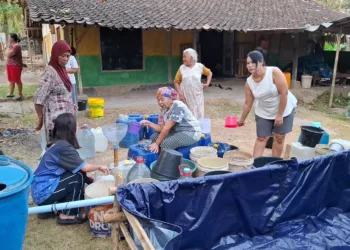 Warga di Dusun Jagir, Desa Kedungringin, Kecamatan Suruh, Kabupaten Semarang, ngangsu dari bantuan droping ari bersih akibat kekeringans elama dua bulan terakhir. (Hesty Imaniar – Lingkar.news)