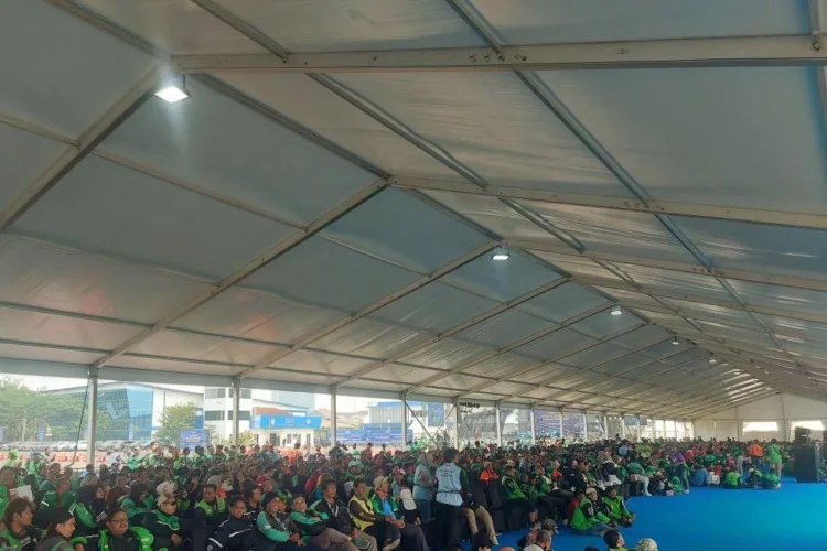 Pengemudi ojek online (ojol) dari berbagai wilayah Jabodetabek menghadiri
kegiatan Gebyar Keselamatan Berlalu Lintas di Pusdiklantas Polri, Serpong,
Kamis. ANTARA/LINGKAR NETWORK.
