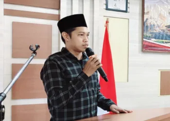 Khumaidi Arifin menyampaikan sambutan pada pembukaan kegiatan Pelatihan Dasar Demokrasi.