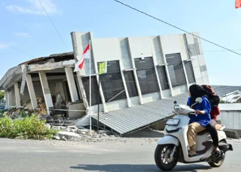 Sebuah bangunan nyaris ambruk usai diguncang gempa NTT, Sabtu (15/8/2026). (Ant – Lingkar.news)