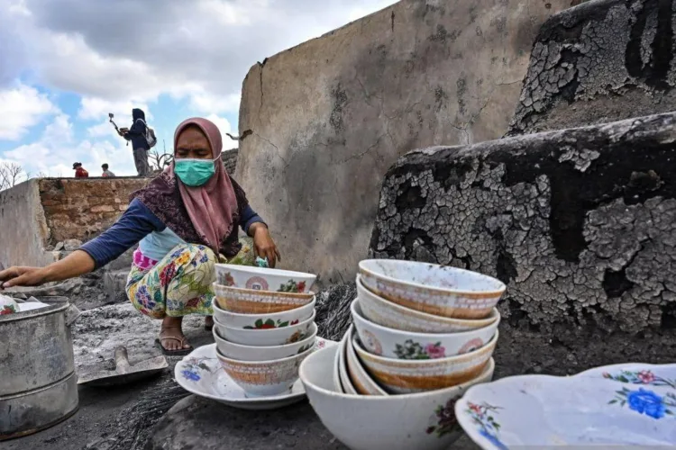 Arsip foto - Warga membersihkan puing sisa perabotan rumah tangga pascakebakaran
rumahnya di Desa Adat Sade, Rembitan, Kecamatan Pujut, Praya, Lombok Tengah,
NTB, Senin (24/8/2026). Kementerian Kebudayaan melalui Balai Pelestarian
Kebudayaan Nusa Tenggara Barat (NTB) telah bergerak cepat melakukan koordinasi
lapangan, pendataan dampak, serta menyusun peta tindak lanjut dan melakukan
rencana aksi mencakup perbaikan fisik bangunan bermaterial tradisional plus
fasilitas pencegahan kebakaran, pemulihan ekonomi warga (alat tenun) serta
duplikasi naskah kuno pasca musibah kebakaran hebat yang melanda kawasan
pemukiman tradisional Suku Sasak Sade. (ANTARA FOTO/LINGKAR NETWORK)