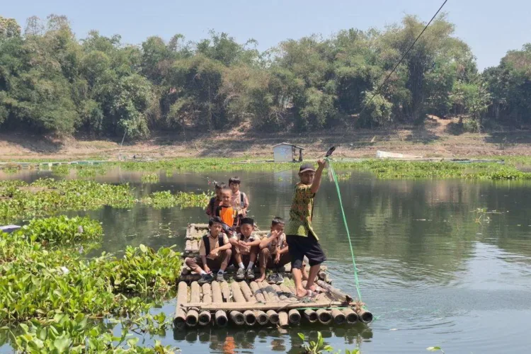 Sejumlah anak menaiki sebuah rakit ketika jam pulang sekolah dari SDN Budiharja,
Kecamatan Cililin, Kabupaten Bandung Barat, Jawa Barat. ANTARA/LINGKAR NETWORK.