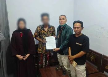 BP3MI Jatim memfasilitasi pemulangan PMI asal Jember yang sakit dari Riyadh, Arab Saudi, hingga tiba di rumah dan bertemu keluarganya.
