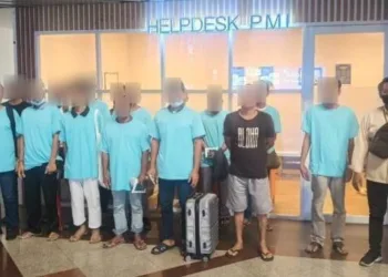 Monitoring pemulangan dan fasilitasi pemulangan PMI oleh BP3MI Jatim di Helpdesk PMI Bandara Internasional Juanda.
