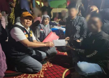 Serah terima jenazah dari petugas BP3MI Sulsel kepada pihak keluarga di rumah duka di Desa Bontodaeng, Kecamatan Uluere, Kabupaten Bantaeng.